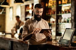 Siete dispositivos y aplicaciones que no deberían faltar en un restaurante.
